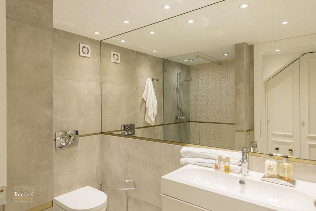 דירות בודפשט Bpr The Golden Astoria With Balcony And A/C מראה חיצוני תמונה